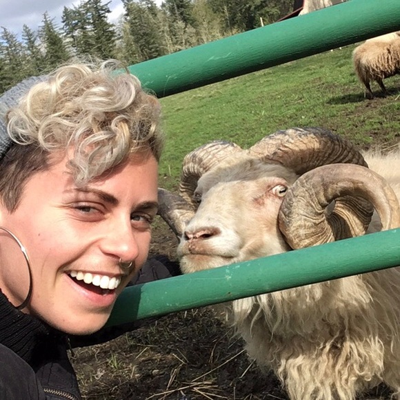 Meet your Posher, Dana - Picture 1 of 2